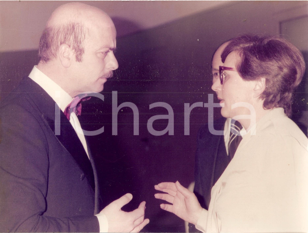 Fotografia d epoca originale 1975 ca JOLLY CLUB Discussione tra Paolo DE LEONIBUS e Renata ANGIOLINI Foto 1