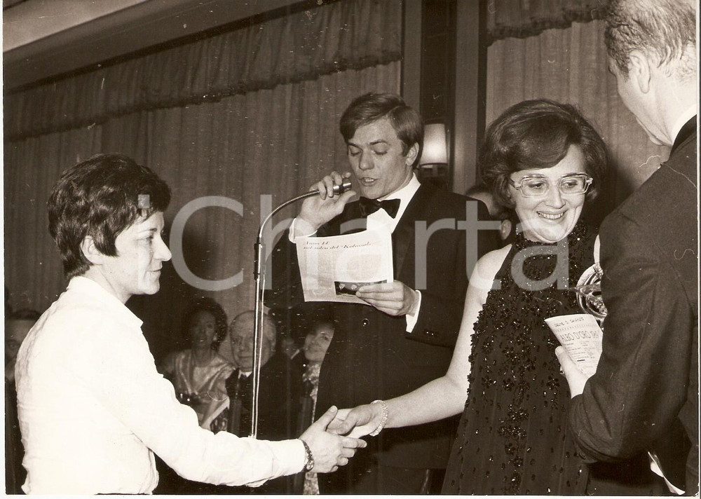 Fotografia d epoca originale 1969 ALBO D ORO Renata ANGIOLINI consegna un premio Foto JOLLY CLUB 1