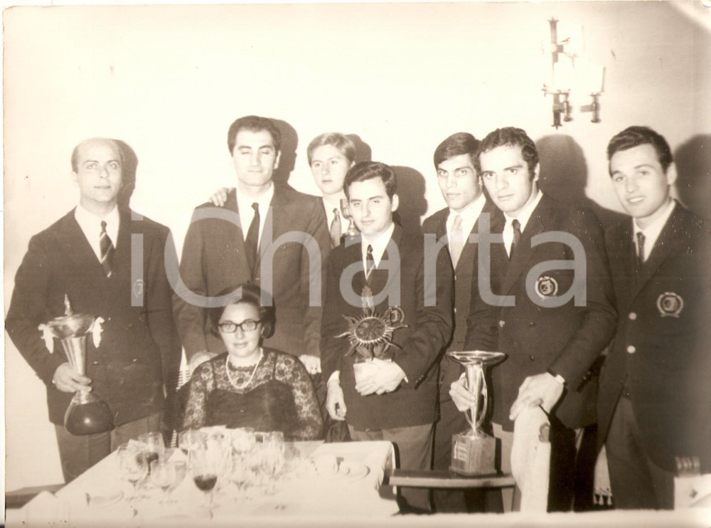Fotografia d epoca originale 1970 ca RALLY Renata ANGIOLINI Paolo DE LEONIBUS e il team JOLLY CLUB Foto 1