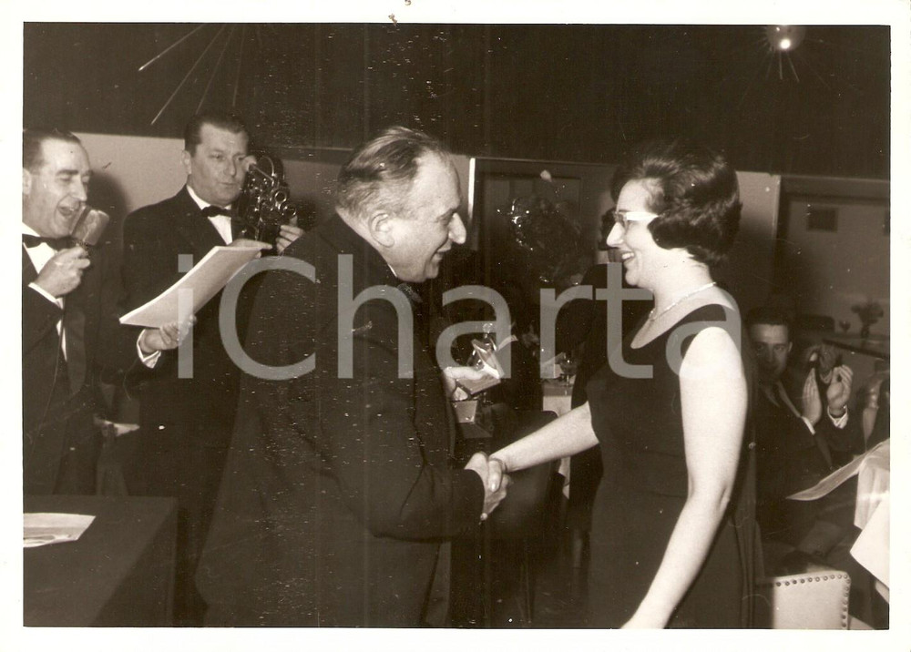Fotografia d epoca originale 1970 ca JOLLY CLUB Stretta di mano a Renata ANGIOLINI durante premiazione Foto 1
