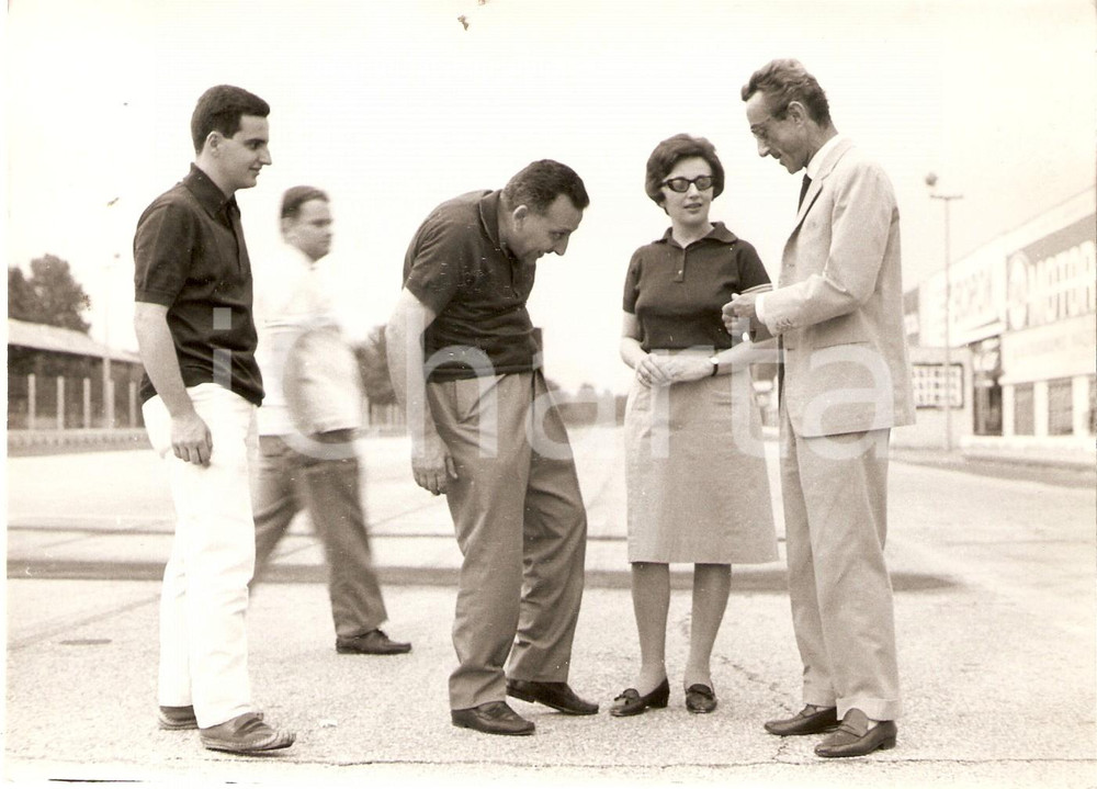 1964 AUTODROMO DI MONZA Mario e Renata ANGIOLINI incontrano giudice di gara Foto