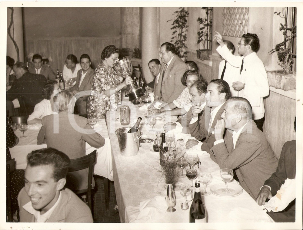 Fotografia d epoca originale 1970 ca MANTOVA Renata ANGIOLINI beve dalla coppa Foto JOLLY CLUB 1