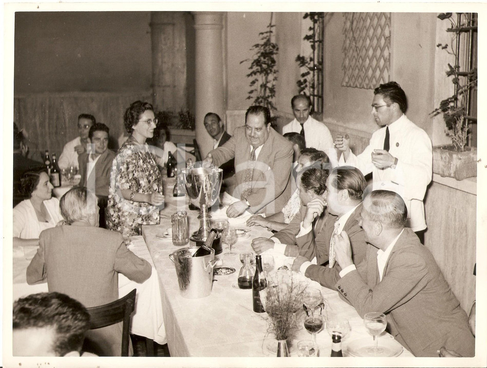 Fotografia d epoca originale 1970 ca MANTOVA Renata ANGIOLINI Discorso durante premiazione Foto JOLLY CLUB 1