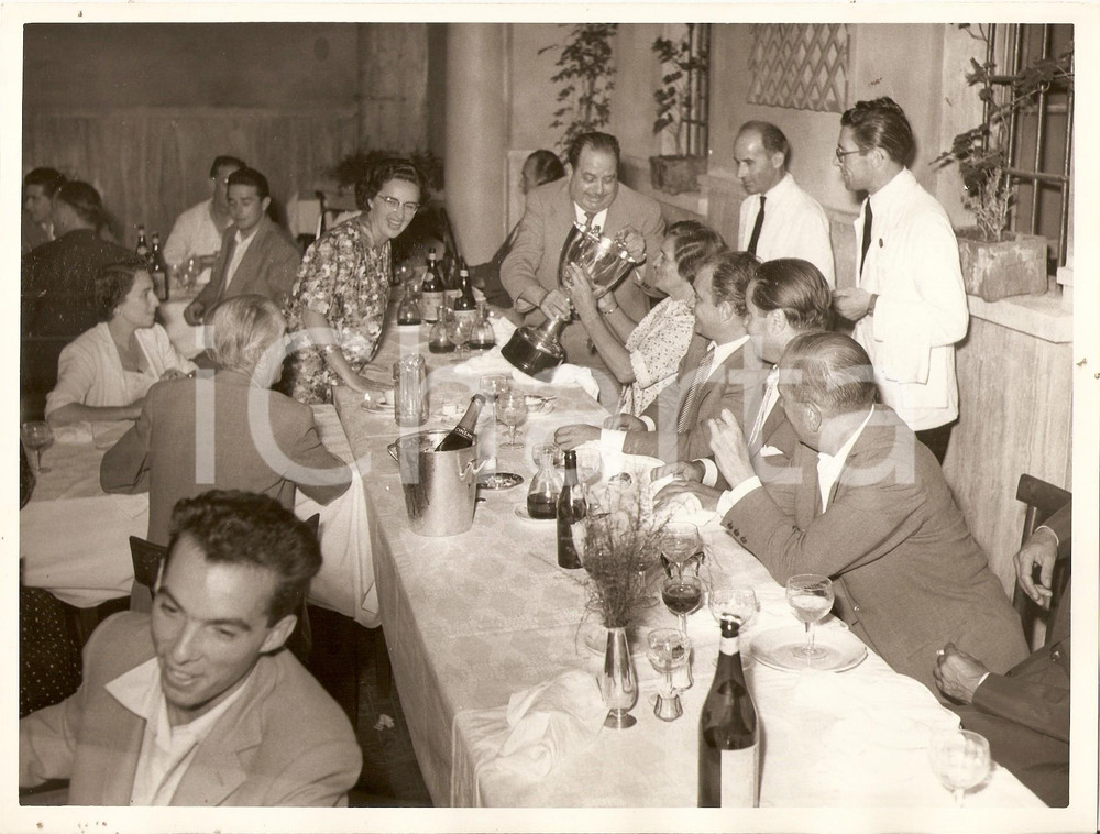 Fotografia d epoca originale 1970 ca MANTOVA Renata ANGIOLINI premiata durante cena di gala Foto JOLLY CLUB 1