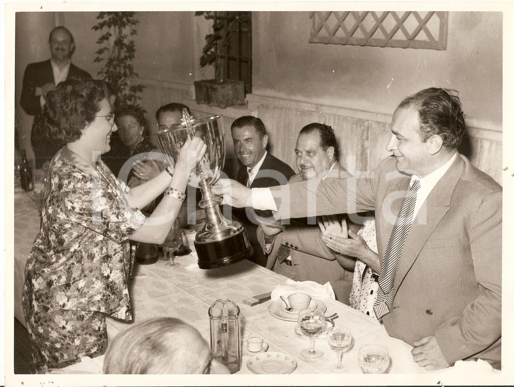 Fotografia d epoca originale 1970 ca MANTOVA Renata ANGIOLINI stringe la coppa tra le mani Foto JOLLY CLUB 1