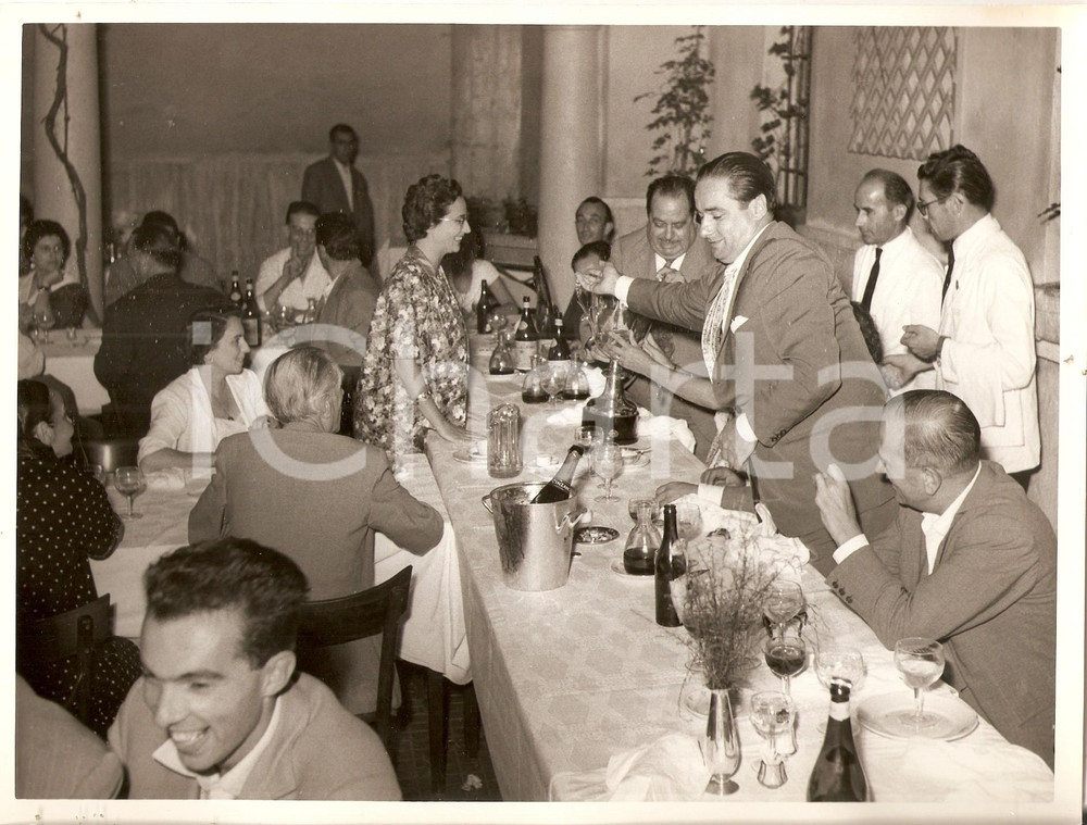 Fotografia d epoca originale 1970 ca MANTOVA Renata ANGIOLINI premiazione durante cena di gala JOLLY CLUB 1
