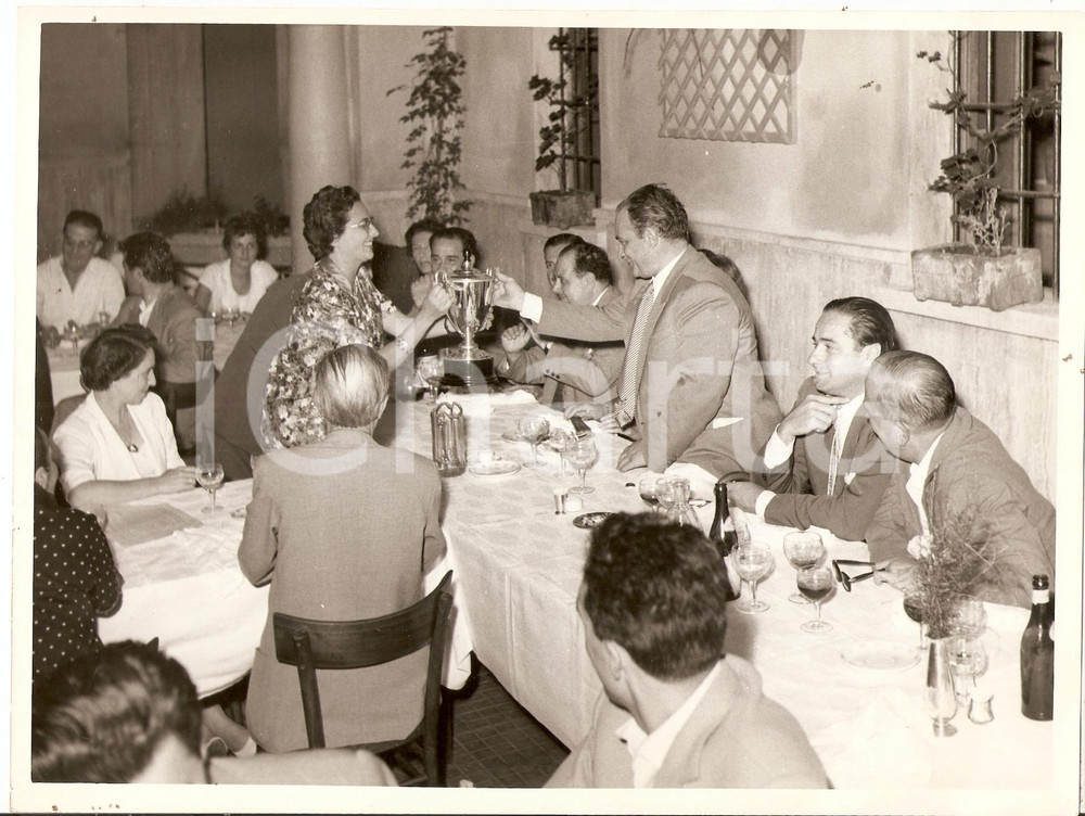 Fotografia d epoca originale 1970 ca MANTOVA Renata ANGIOLINI premiata con una coppa Foto JOLLY CLUB 1