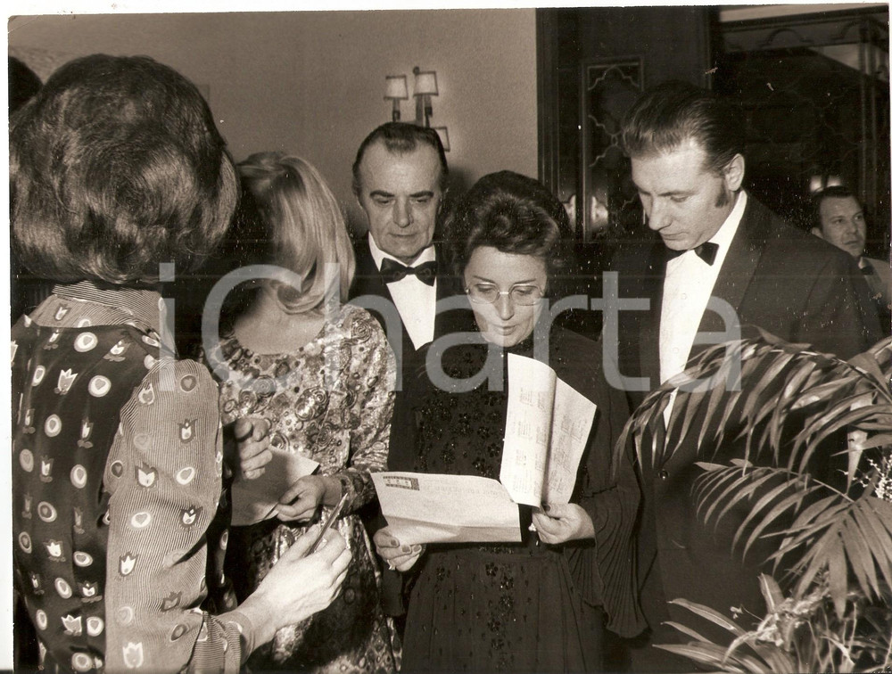 Fotografia d epoca originale 1970 ca JOLLY CLUB Renata ANGIOLINI legge lista dei premiati Foto 1