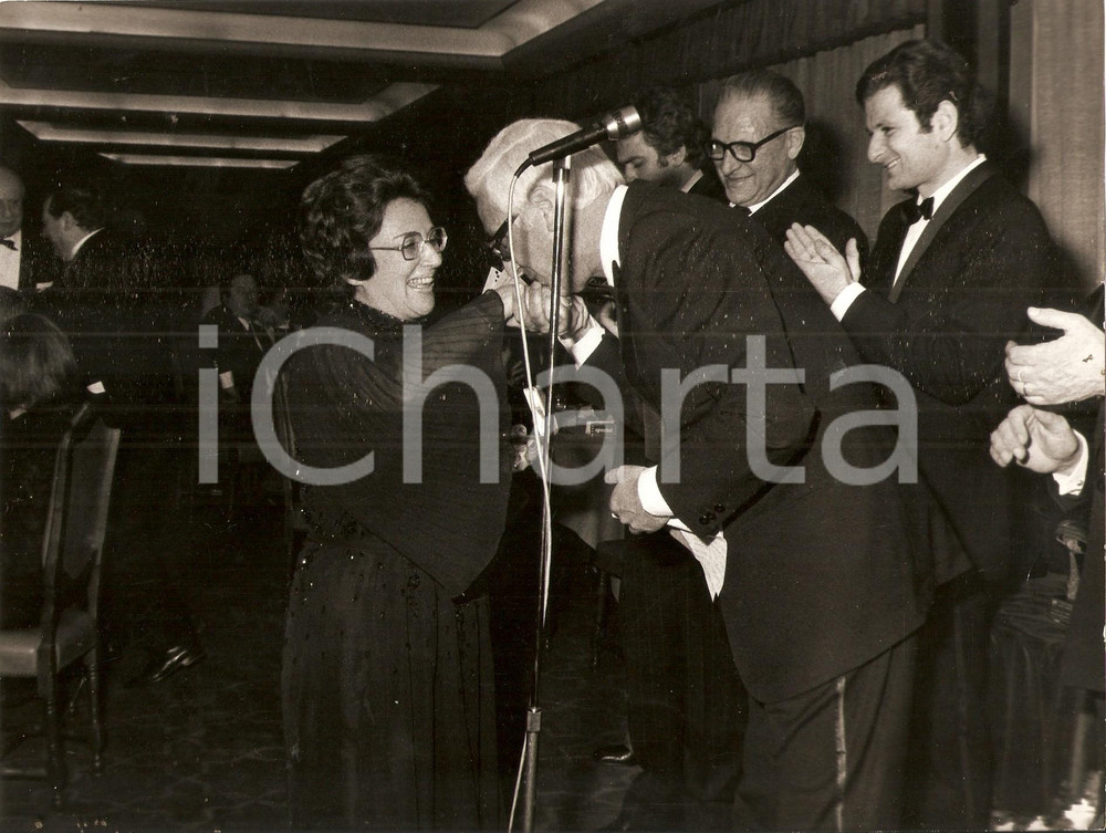 Fotografia d epoca originale 1970 ca JOLLY CLUB Baciamano a Renata ANGIOLINI durante la premiazione Foto 1