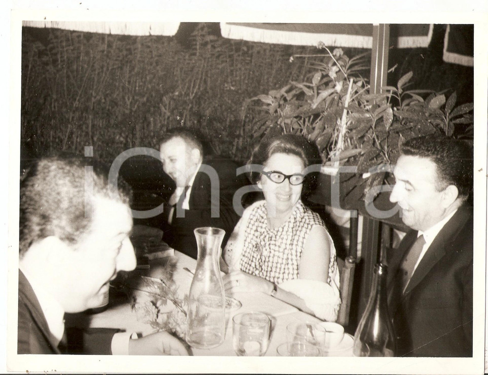 Fotografia d epoca originale 1965 ca JOLLY CLUB Mario e Renata ANGIOLINI al ristorante Foto RALLY 1