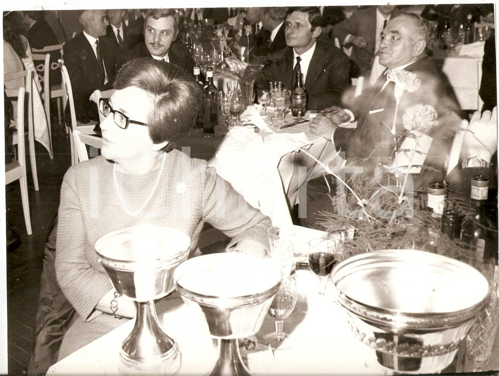 Fotografia d epoca originale 1970 ca JOLLY CLUB Renata ANGIOLINI tavolo pieno di coppe Foto RALLY 1