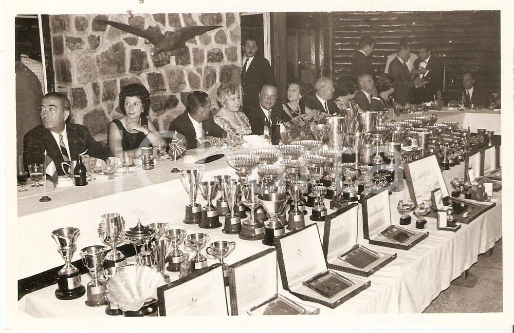 Fotografia d epoca originale 1965 ca GALICIA ESPANA Coppe e targhe per premiazione gara di RALLY Foto 1