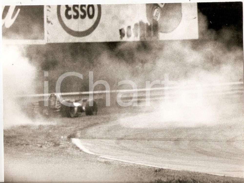 Fotografia d epoca originale 1970 ca AUTOMOBILISMO Petri  Vigorelli fuoripista e incidente Foto 1