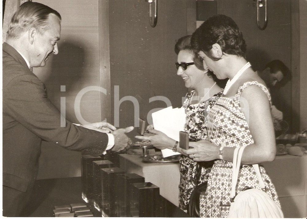 Fotografia d epoca originale 1965 ca JOLLY CLUB Consegna della medaglia a Renata ANGIOLINI Foto RALLY 1