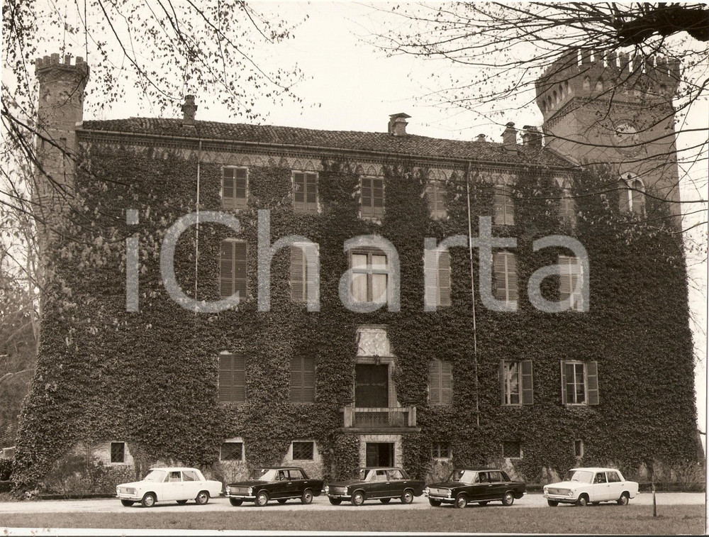 Fotografia d epoca originale 1965 ca AREA TORINESE Parata di FIAT 124 davanti a un castello  Foto 1