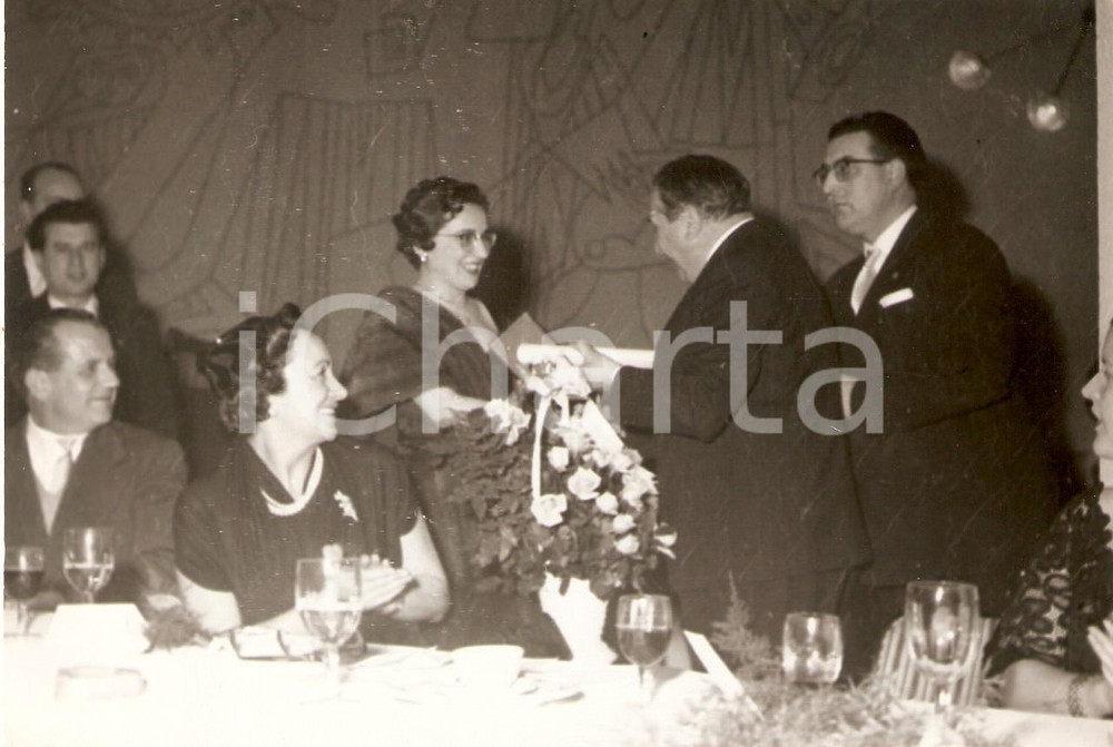 Fotografia d epoca originale 1965 ca JOLLY CLUB Renata ANGIOLINI premiata con cesto di fiori Foto 1