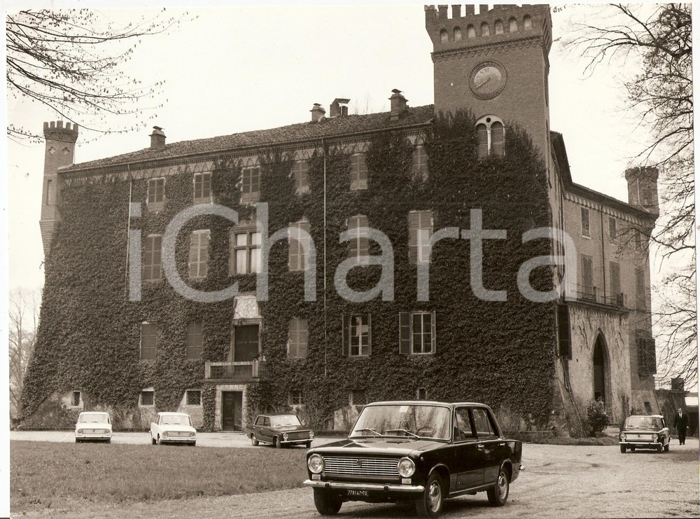 Fotografia d epoca originale 1965 ca AREA TORINESE FIAT 124 in mostra davanti a un castello JOLLY CLUB Foto 1