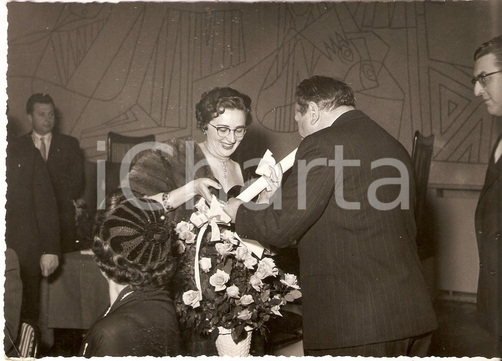 Fotografia d epoca originale 1965 ca JOLLY CLUB Renata ANGIOLINI riceve cesto di fiori in premio Foto 1