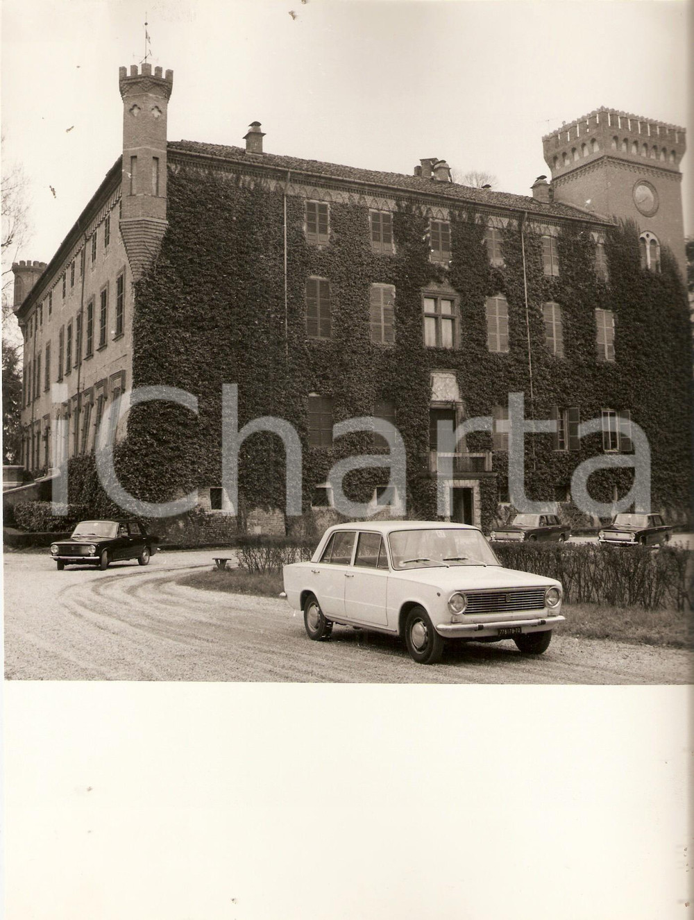 Fotografia d epoca originale 1965 ca AREA TORINESE FIAT 124 bianca parcheggiata davanti a castello JOLLY CLUB 1