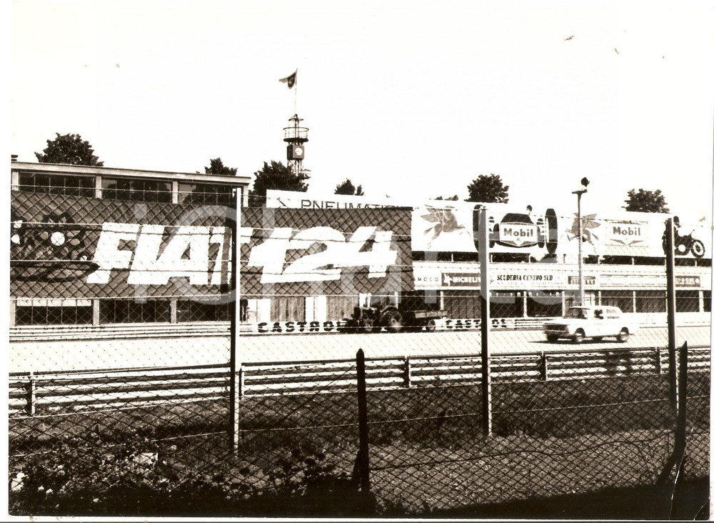Fotografia d epoca originale 1970 ca AUTODROMO MONZA ? Auto sfreccia sul tracciato  Insegna FIAT 124 Foto 1