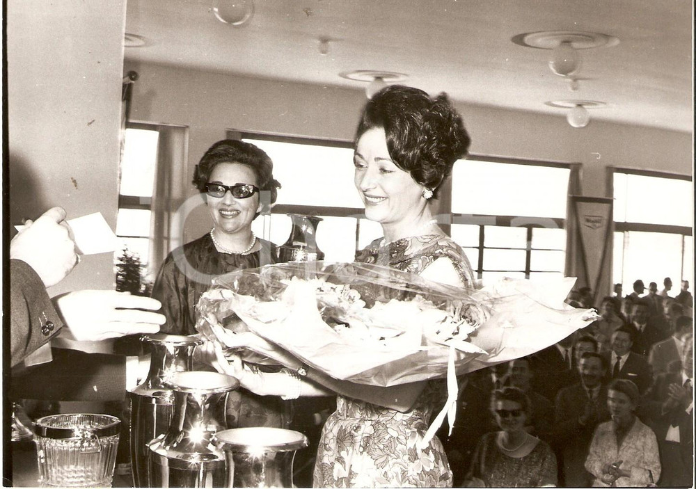 Fotografia d epoca originale 1965 ca JOLLY CLUB Maria Teresa MENEGHELLI riceve mazzo di fiori Foto 1