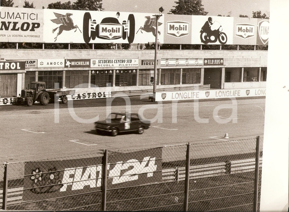 Fotografia d epoca originale 1970 ca AUTODROMO MONZA ? Auto sfreccia sulla pista  Insegna FIAT 124 Foto 1