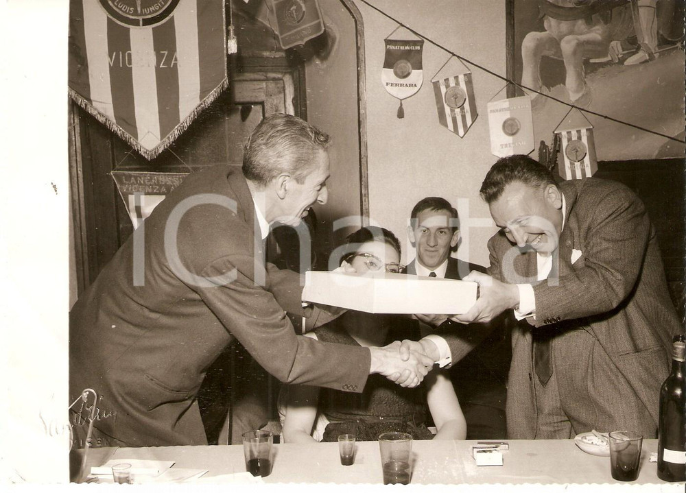 Fotografia d epoca originale 1966 VICENZA Presidente PANATHLON CLUB riceve dono da Mario ANGIOLINI JOLLY CLUB 1