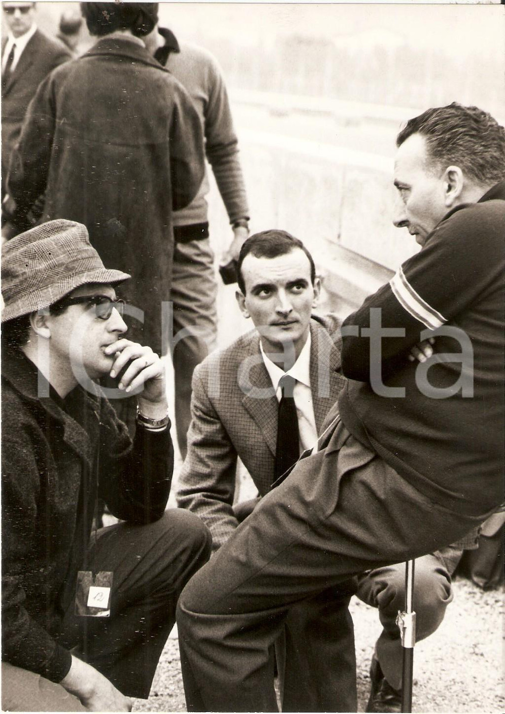 Fotografia d epoca originale 1965 ca RALLY Arnaldo CAVALLARI Ermanno RUBOLI parlano con Mario ANGIOLINI 1