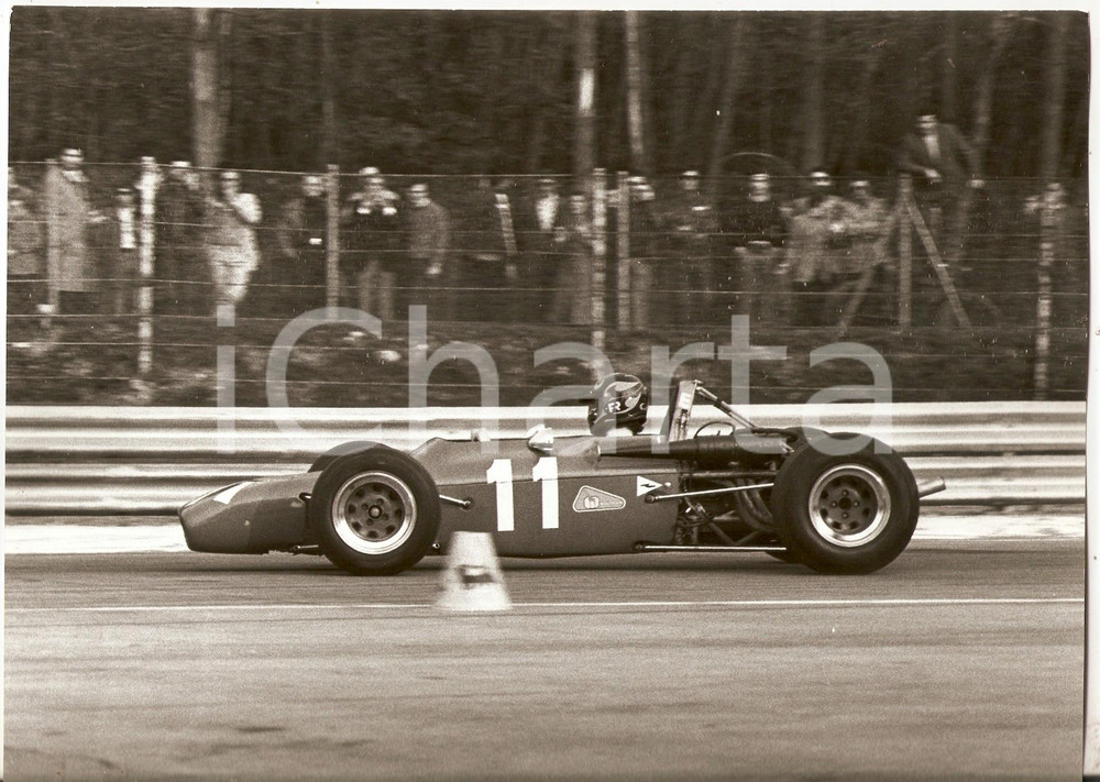 Fotografia d epoca originale 1970 ca AUTOMOBILISMO Pubblico guarda la gara dietro la rete di protezione Foto 1