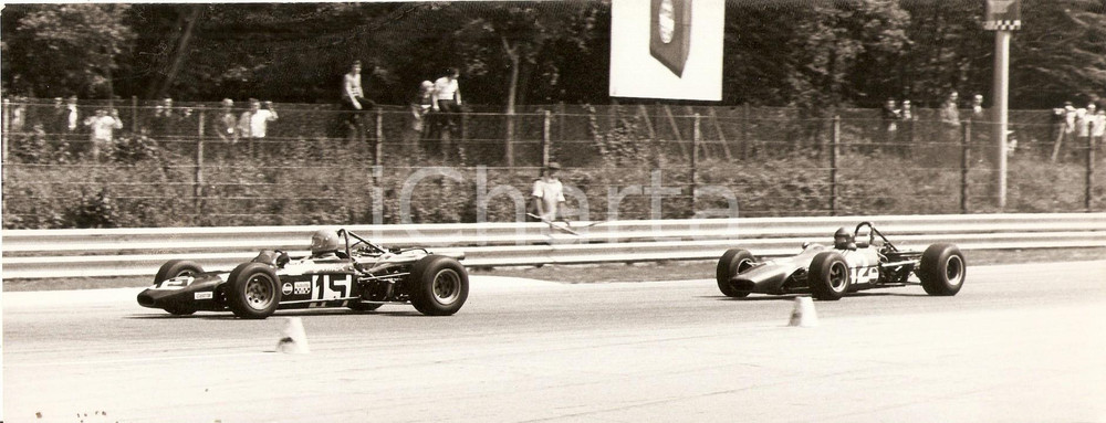 Fotografia d epoca originale 1970 ca AUTOMOBILISMO Spettatori guardano gara dalla rete di protezione Foto 1