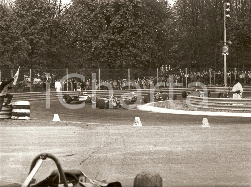 Fotografia d epoca originale 1970 ca AUTOMOBILISMO Auto fuoripista contro il fotografo Foto 1