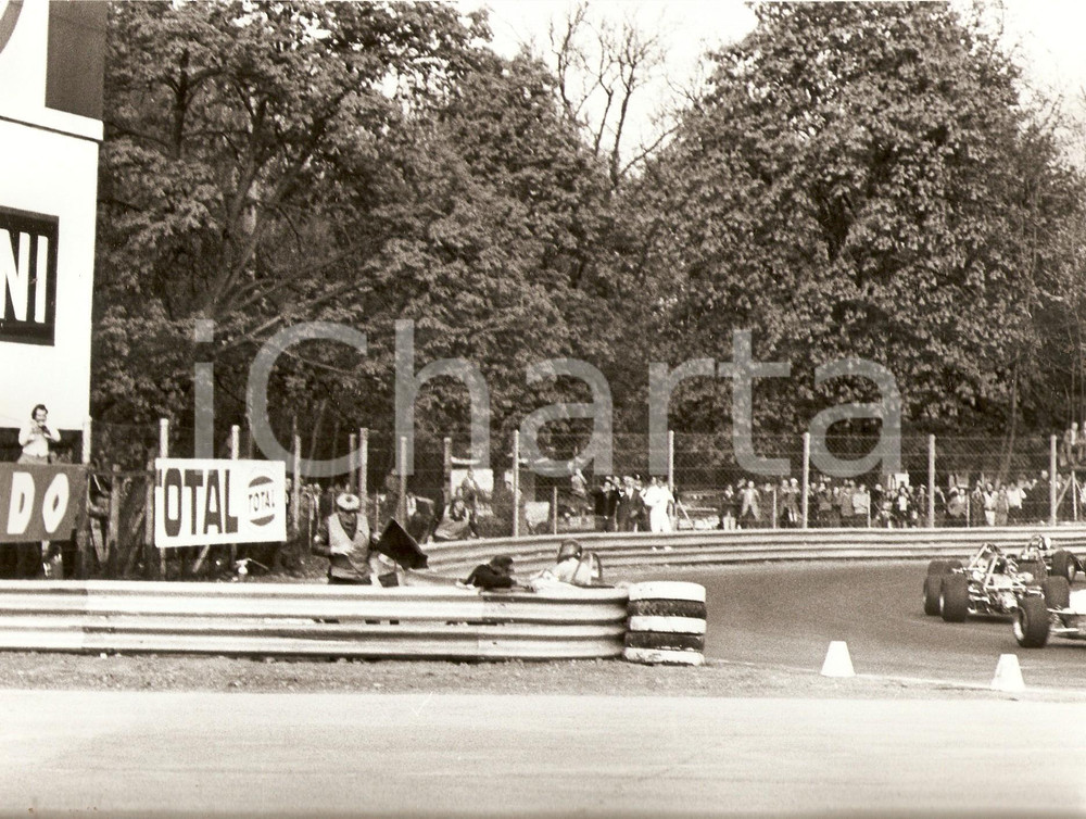 Fotografia d epoca originale 1970 ca AUTOMOBILISMO Auto contro guard rail  Insegna TOTAL Foto 1