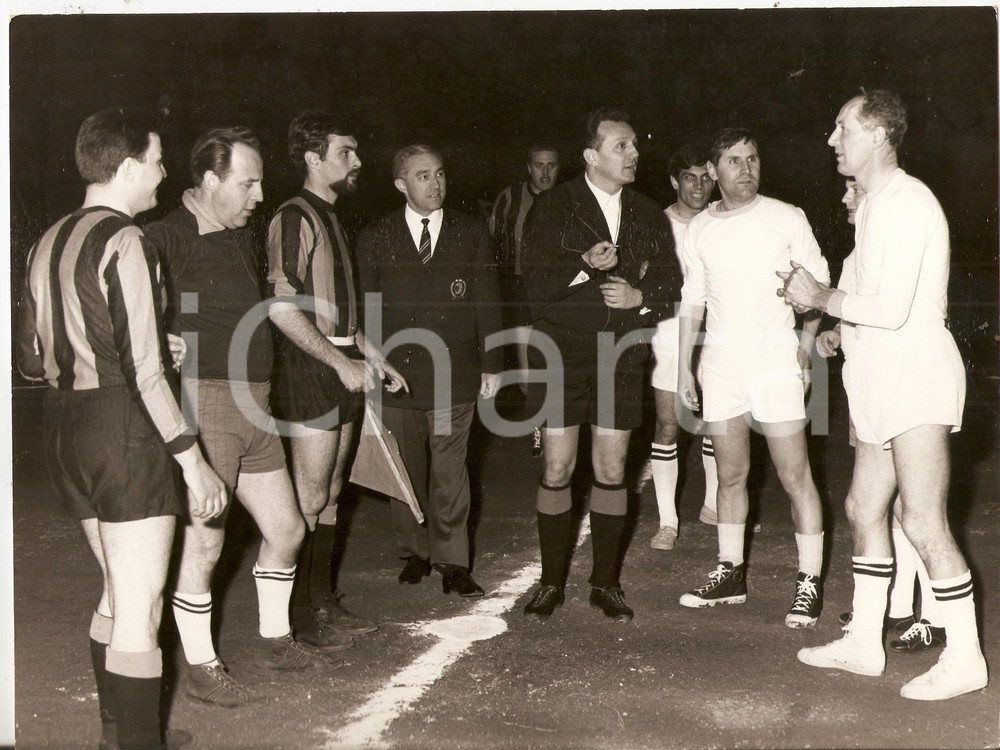 Fotografia d epoca originale 1965 ca JOLLY CLUB Partita di calcetto  Arbitro e squadre in centrocampo Foto 1