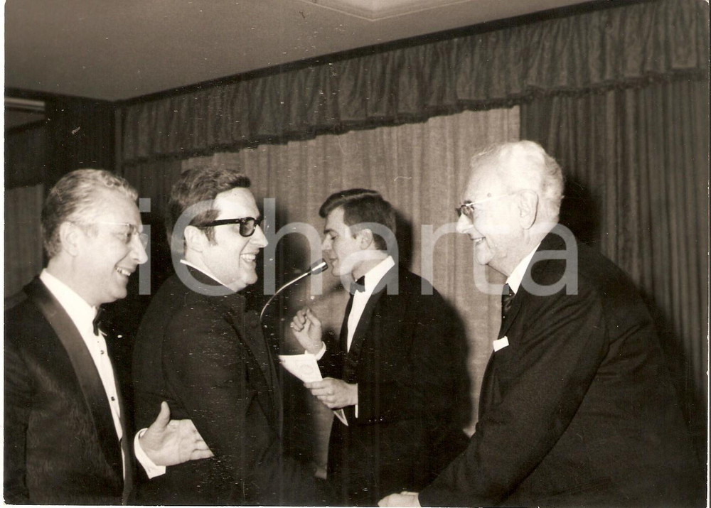 Fotografia d epoca originale 1970 ca JOLLY CLUB Dante SALVAJ e Arnaldo CAVALLARI durante premiazione Foto 1