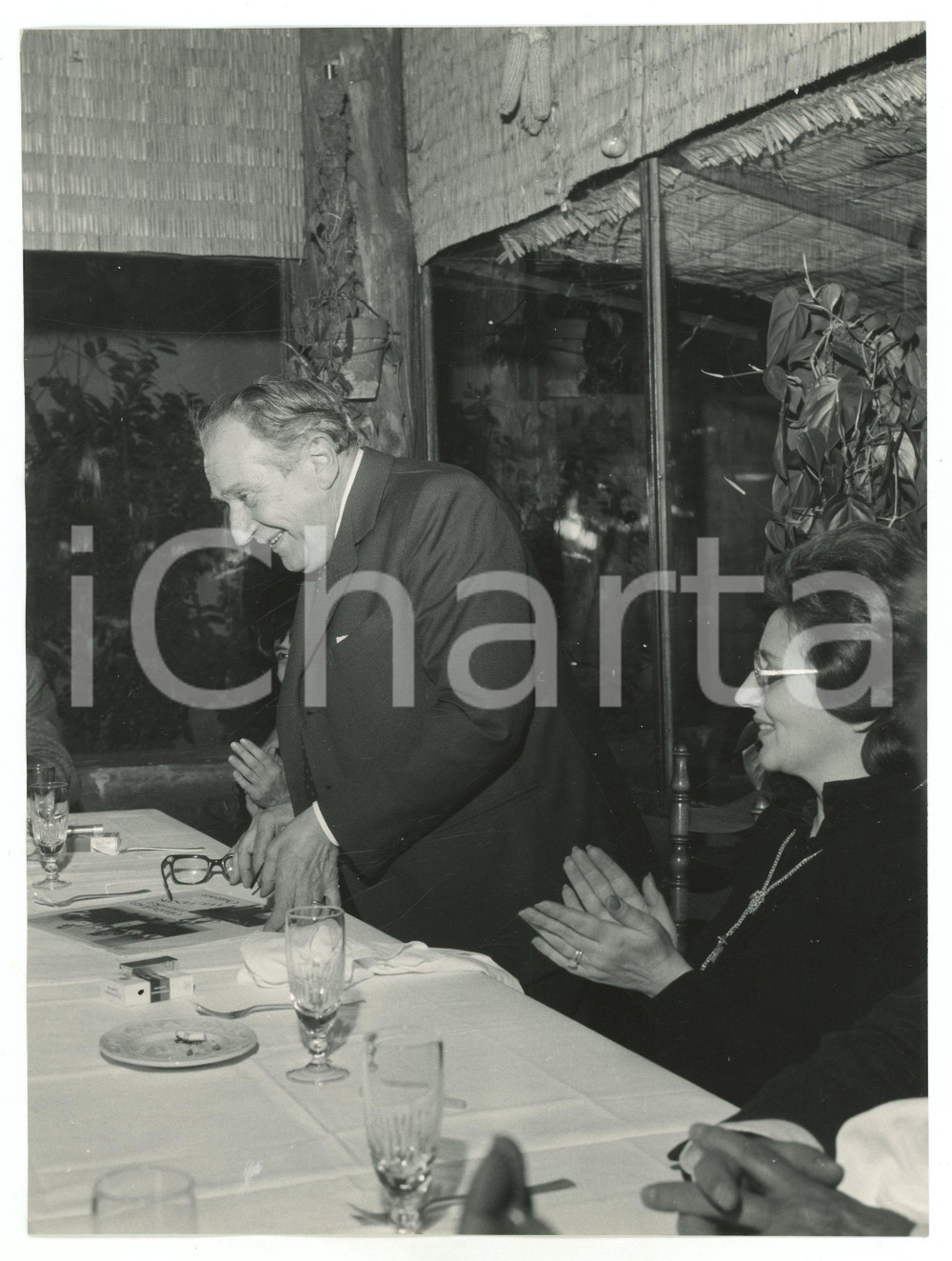 Fotografia d epoca originale 1970 ca JOLLY CLUB Compleanno Mario BERNASCONI riceve applausi Foto 1