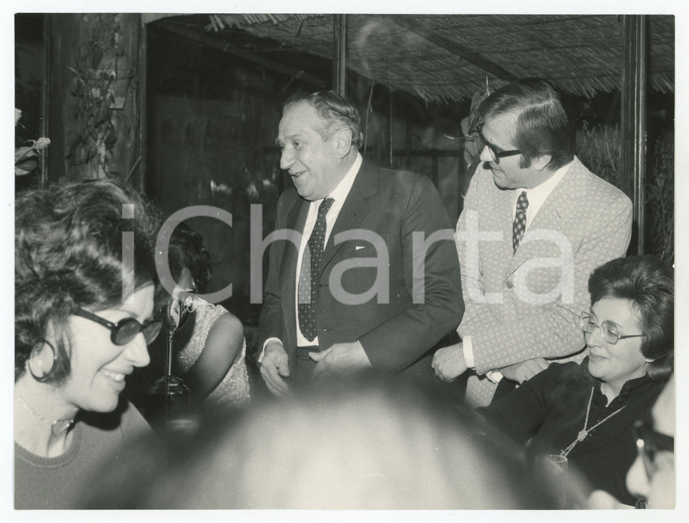 Fotografia d epoca originale 1970 ca JOLLY CLUB Compleanno Mario BERNASCONI Discorso di ringraziamento Foto 1