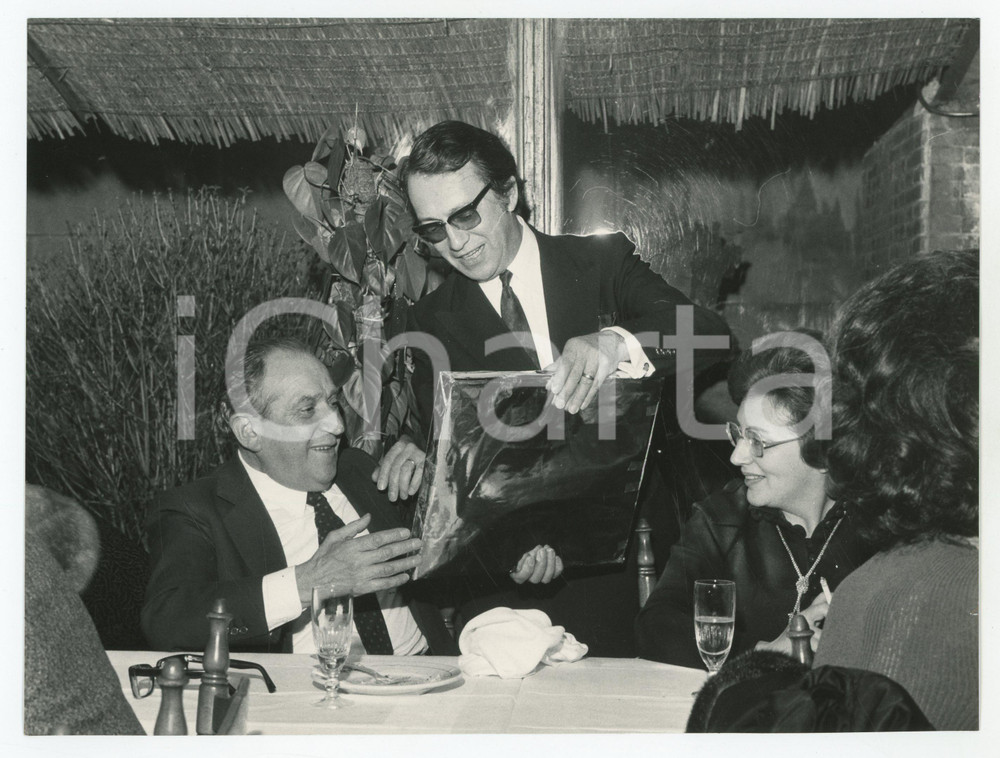 Fotografia d epoca originale 1970 ca JOLLY CLUB Compleanno Mario BERNASCONI riceve pacco regalo Foto 1