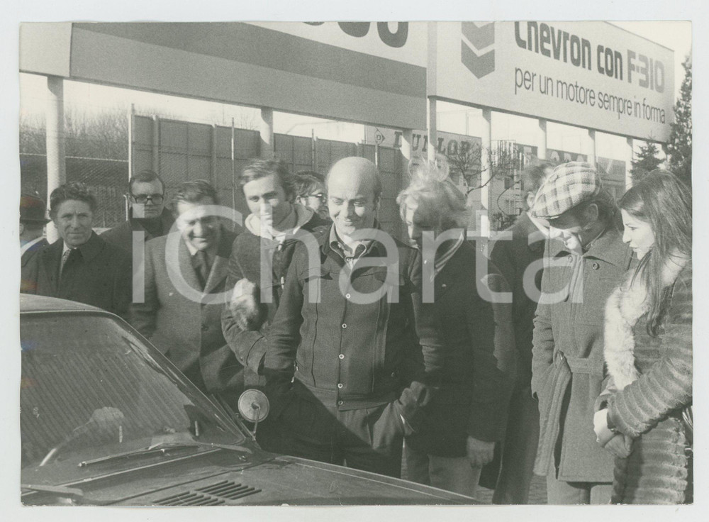 Fotografia d epoca originale 1970 ca JOLLY CLUB Paolo DE LEONIBUS riceve auto nuova Foto 17x12 cm 1
