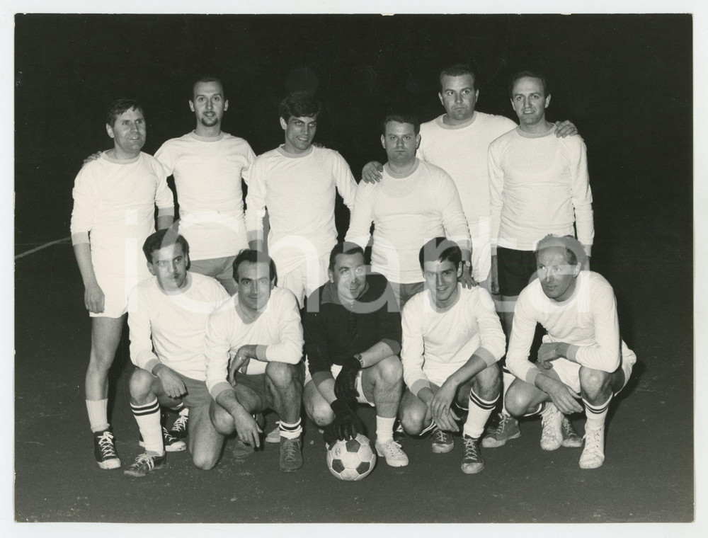Fotografia d epoca originale 1965 ca JOLLY CLUB Partita di calcetto  Foto di gruppo della squadra Foto 1