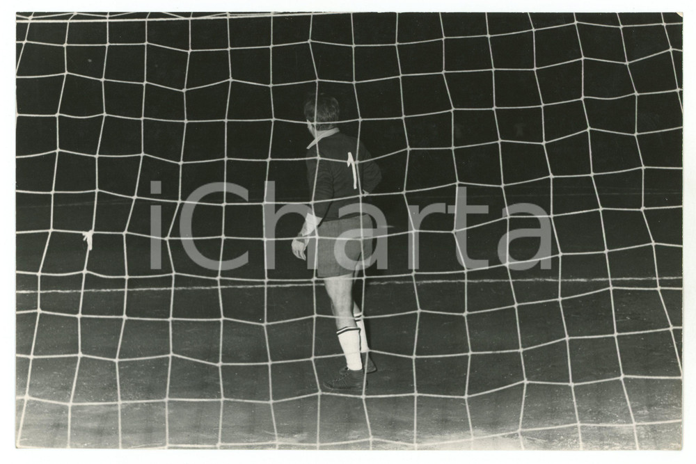 Fotografia d epoca originale 1965 ca JOLLY CLUB Partita di calcetto  Il portiere Dino DI BONA Foto 24x15 cm 1