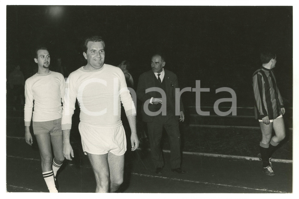 Fotografia d epoca originale 1965 ca JOLLY CLUB Partita di calcetto MERLOTTI entra in campo Foto 24x15 cm 1