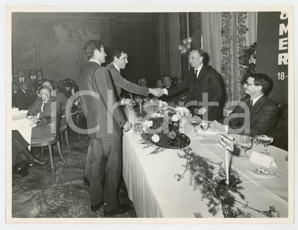 Fotografia d epoca originale 1966 8° MOBIL ECONOMY RUN Cerimonia premiazione  Stretta di mano Foto 1