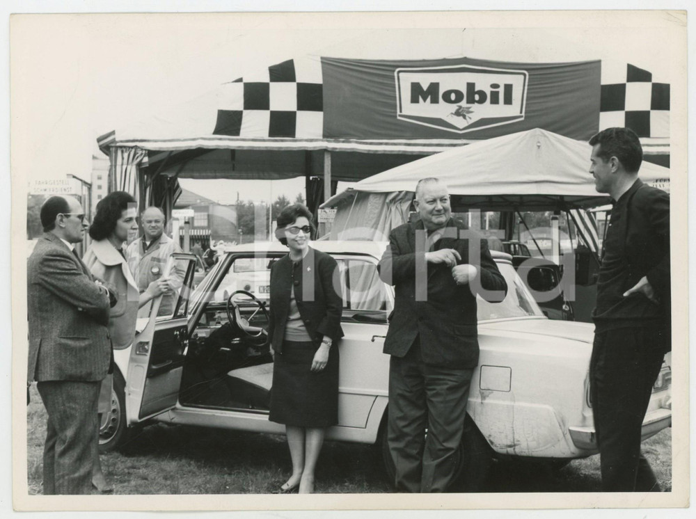 Fotografia d epoca originale 1965 ca MOBIL ECONOMY RUN Renata ANGIOLINI Alfa Romeo Giulia 1300 JOLLY CLUB 1
