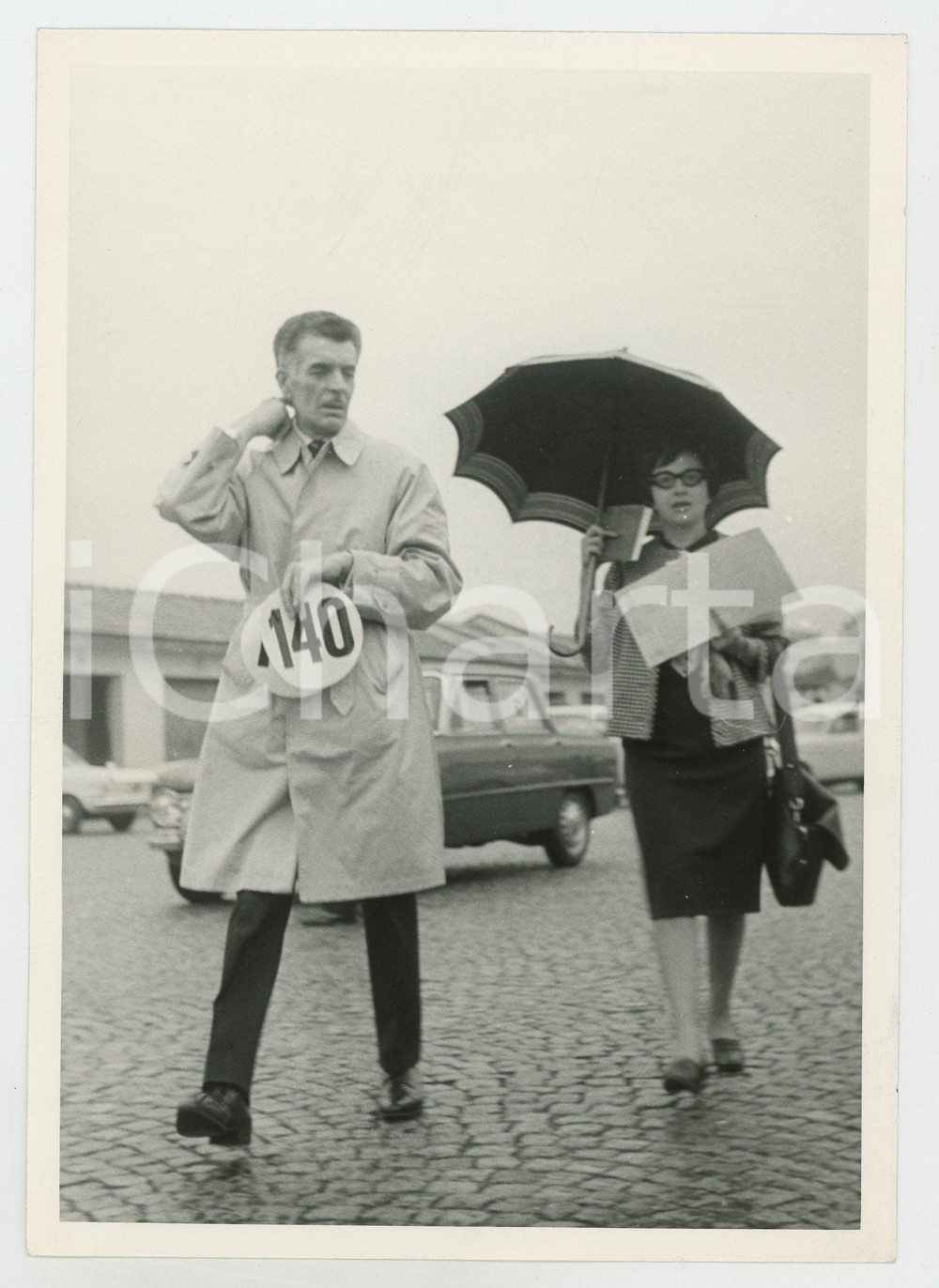 Fotografia d epoca originale 1965 ca JOLLY CLUB Renata ANGIOLINI con ombrello e giudice di gara Foto RALLY 1