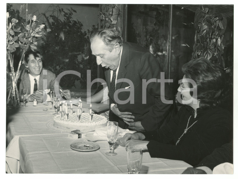 Fotografia d epoca originale 1970 ca JOLLY CLUB Compleanno Mario BERNASCONI spegne candeline sulla torta Foto 1