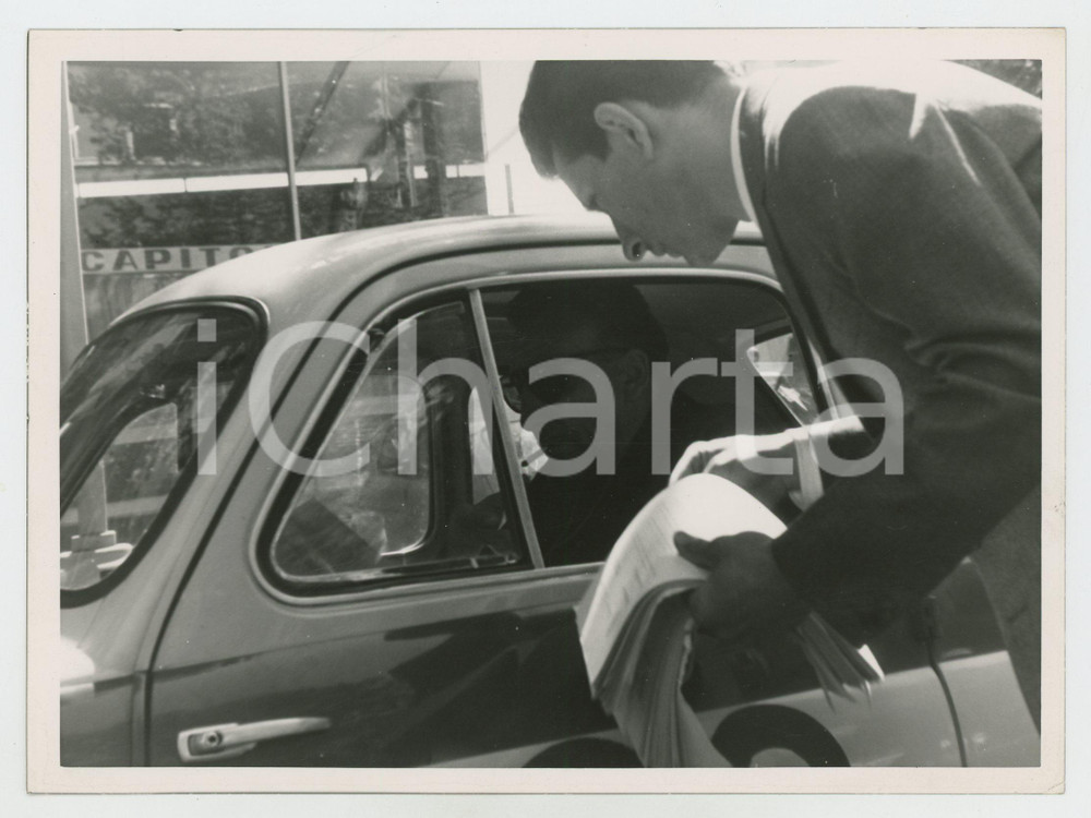 Fotografia d epoca originale 1965 ca JOLLY CLUB Giudice di gara disturba Mario ANGIOLINI Foto RALLY 1