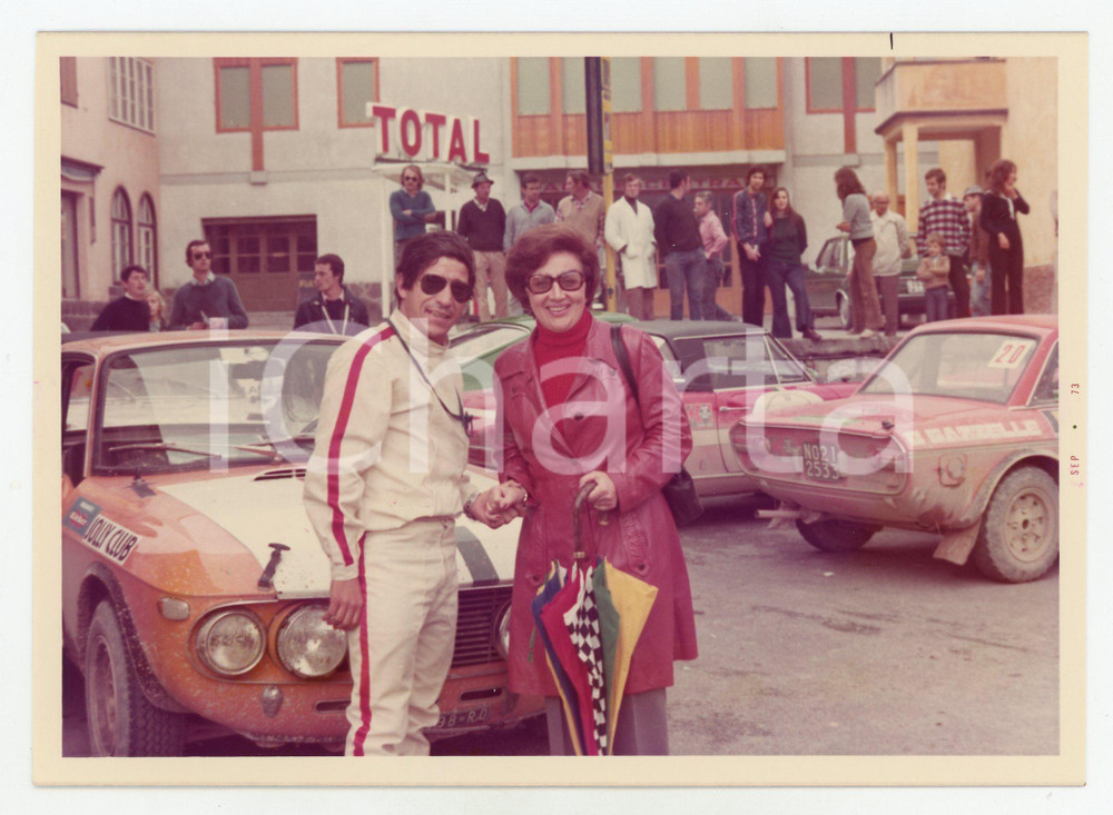 Fotografia d epoca originale 1972 JOLLY CLUB Renata ANGIOLINI stringe mano a un pilota di RALLY Foto KODAK 1