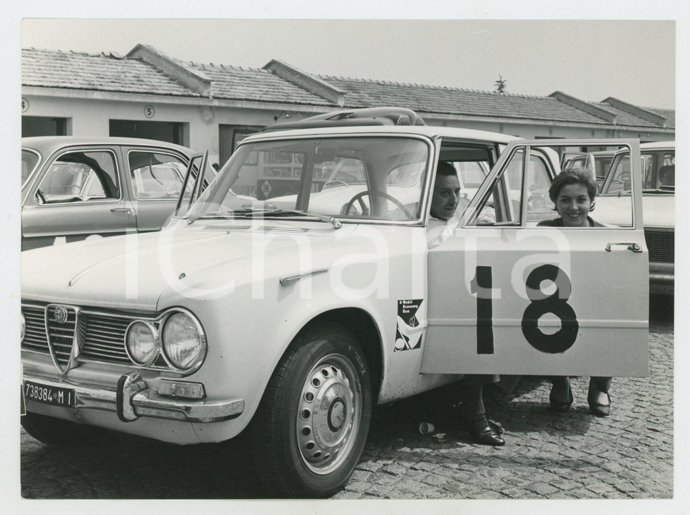 Fotografia d epoca originale 1964 6Â° MOBIL ECONOMY RUN Mario ANGIOLINI a bordo ALFA ROMEO Giulia 1300 RALLY 1