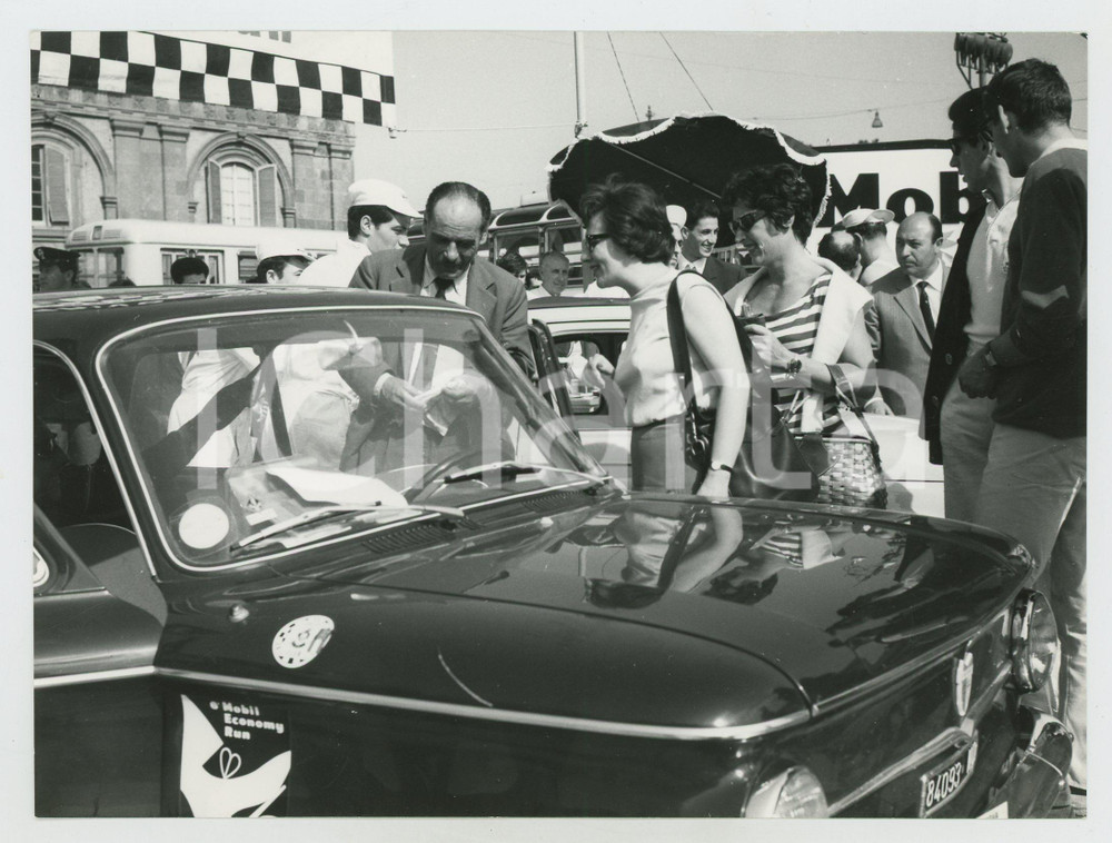 Fotografia d epoca originale 1964 6Â° MOBIL ECONOMY RUN Renata ANGIOLINI saluta altri concorrenti Foto RALLY 1