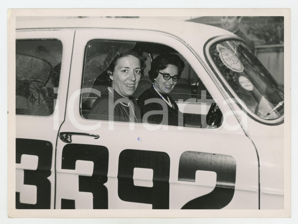 Fotografia d epoca originale 1960 ca JOLLY CLUB Renata ANGIOLINI prima della gara di RALLY Foto 1